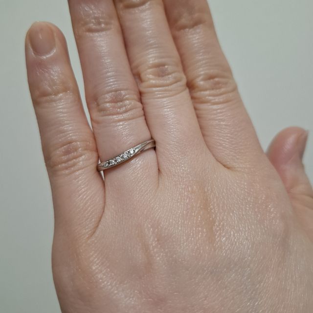 【ラザール ダイヤモンド(LAZARE DIAMOND)の口コミ】 ななめのデザインで、ウェーブがかかっており、メレダイヤが5つ。結婚指輪…