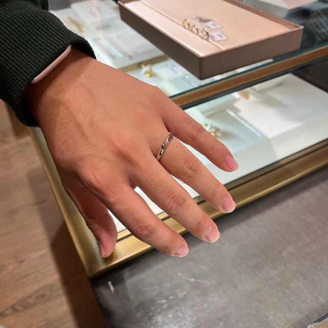 【ブルガリ(BVLGARI)の口コミ】 私はハーフエタニティの指輪を、旦那さんはエッジという名前の指輪を試着…