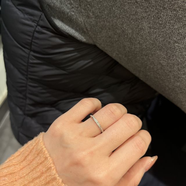 【銀座ダイヤモンドシライシの口コミ】 優雅で繊細なデザインで、どの角度から見ても美しい仕上がりです。
素材に…