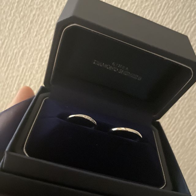 【銀座ダイヤモンドシライシの口コミ】 妻の指輪は斜めにダイヤモンドがあしらわれたデザインで、銀座ダイヤモン…