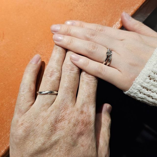 【エクセルコダイヤモンド(EXELCO DIAMOND)の口コミ】 婚約指輪と結婚指輪がセットになっているものを購入しました。着け心地や…