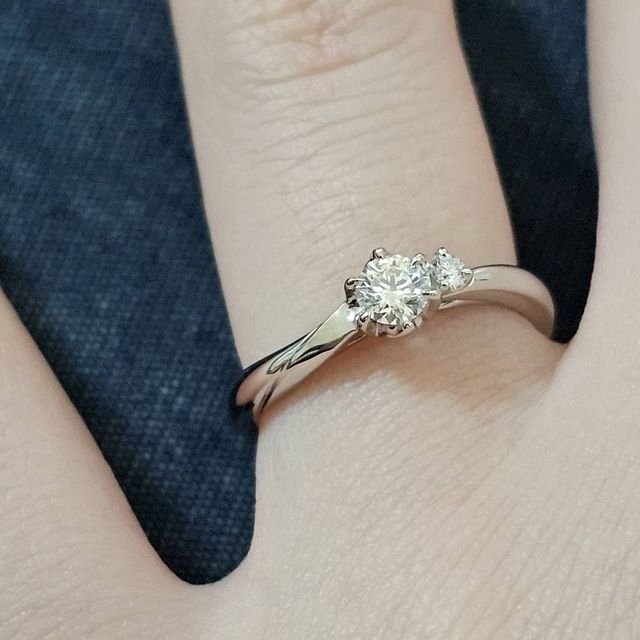 【エクセルコダイヤモンド(EXELCO DIAMOND)の口コミ】 婚約指輪と結婚指輪がセットになっているものを購入しました。着け心地や…