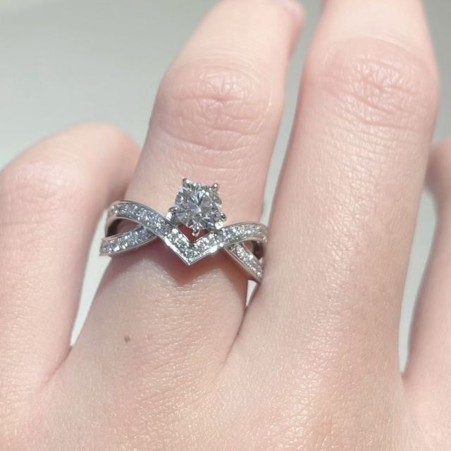 【ショーメ(CHAUMET)の口コミ】 他のブランドにはないティアラのようなデザインが気に入りました。精巧な…