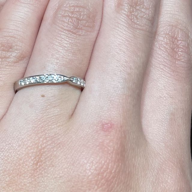 【ラザール ダイヤモンド(LAZARE DIAMOND)の口コミ】 婚約指輪との重ね付けに合う、中央を絞ったリボンのようなデザインを求め…