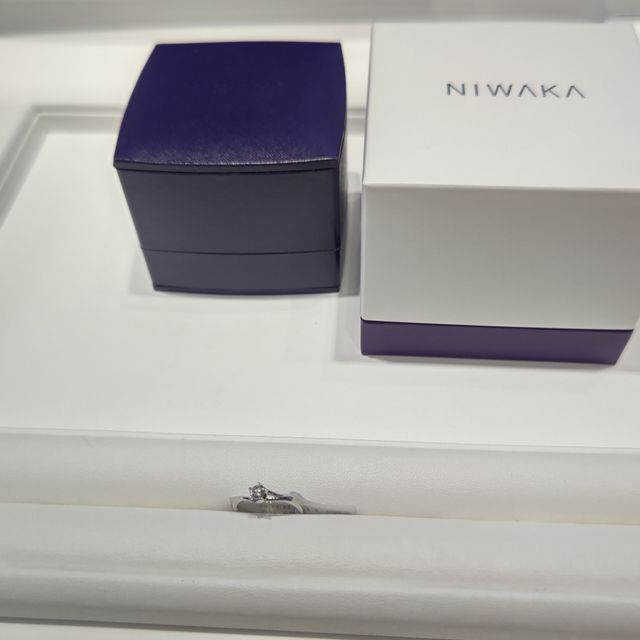 【俄(にわか)の口コミ】 婚約指輪は初桜で枝と桜をイメージしたデザインが可愛い。内側にピンクダ…