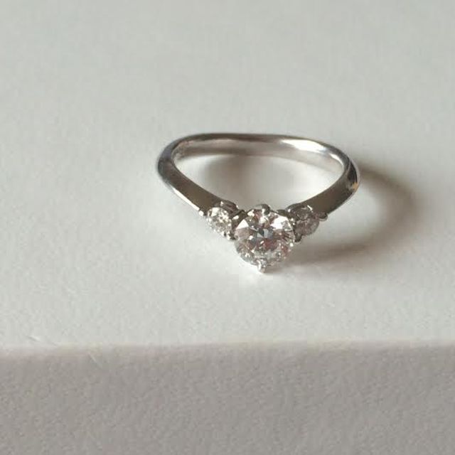 【TASAKI(タサキ)の口コミ】 真ん中の大きなダイヤを挟んで両サイドに小さなダイヤが付いたデザインが…