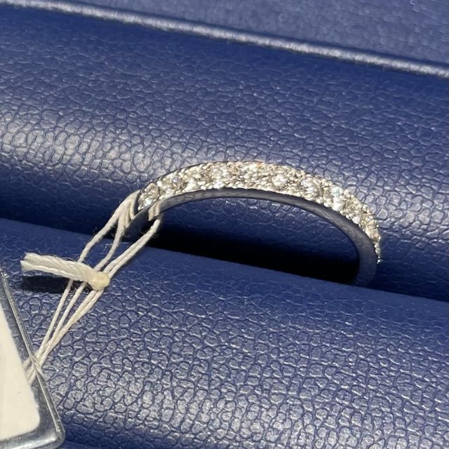 【銀座ダイヤモンドシライシの口コミ】 3店舗目で目が肥えてきた頃で、ハーフエタニティに興味があると伝えて出し…