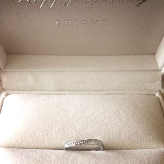 【CHARMY(チャーミー)の口コミ】 カーブのデザインが指に綺麗にフィットし、指が長く見えること。リングの…