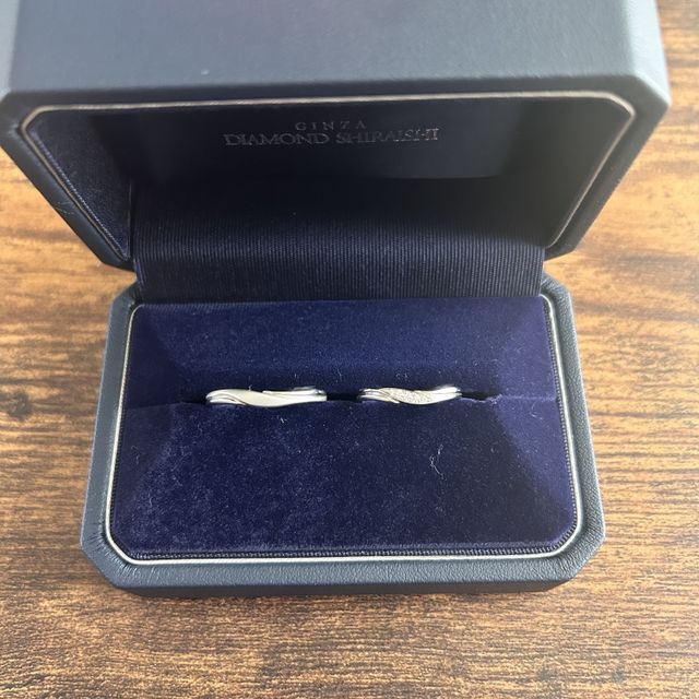 【銀座ダイヤモンドシライシの口コミ】 指が長く綺麗に見えるデザインです。くびれのデザインがキツすぎないので…