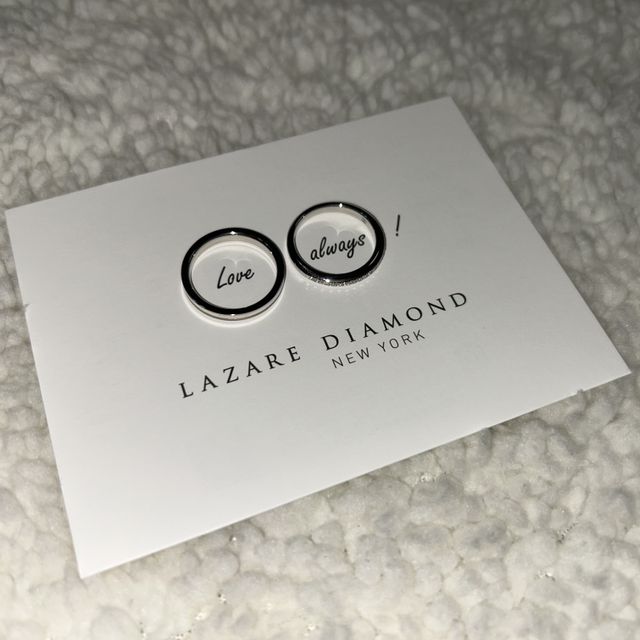 【ラザール ダイヤモンド(LAZARE DIAMOND)の口コミ】 ダイアモンドの輝きが素敵でずっと眺めていたい指輪です。どの角度から見…