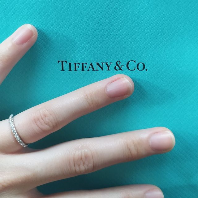 【ティファニー(Tiffany & Co.)の口コミ】 オススメポイント4つ
1.シンプルなデザインです。
2.どの服装にも合う指輪…