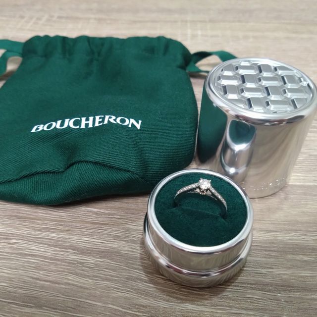 【ブシュロン(BOUCHERON)の口コミ】 デザインがスタイリッシュで、とてもおしゃれです。横にもダイヤが付いて…