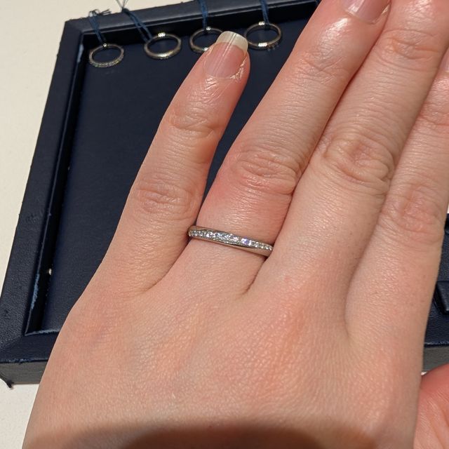 【ROYAL ASSCHER(ロイヤル・アッシャー)の口コミ】 ダイヤモンドが斜めにラインで入っているデザインで、指が綺麗に見える印…