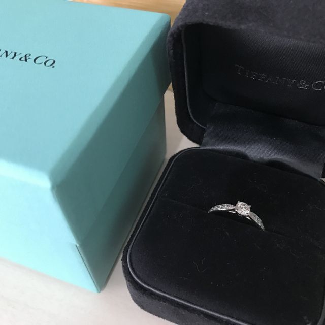 【ティファニー(Tiffany & Co.)の口コミ】 シンプル過ぎず華やか過ぎないデザインだと思います。婚約指輪なので、ダ…
