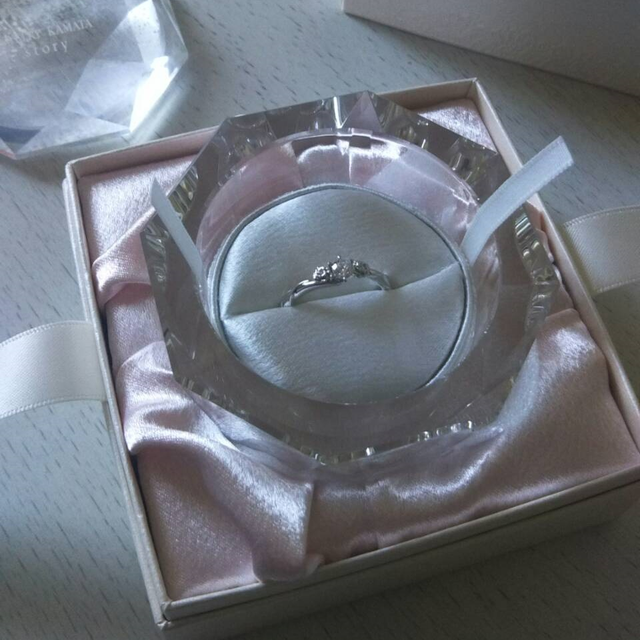 【JEWELRY  KAMATA(ジュエリーかまた)の口コミ】 花が好きなので大きなダイヤを入れる台座の左右に花のモチーフがあること…