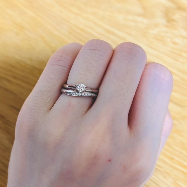 【銀座ダイヤモンドシライシの口コミ】 素材は一生モノのプラチナを選びました、私は結婚指輪を先に2人で選んだ後…