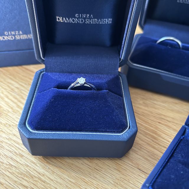 【銀座ダイヤモンドシライシの口コミ】 素材は一生モノのプラチナを選びました、私は結婚指輪を先に2人で選んだ後…