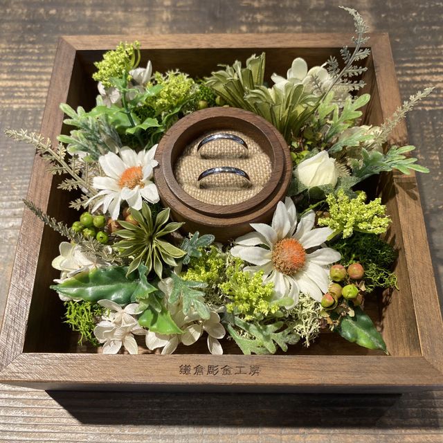 【鎌倉彫金工房の口コミ】 男性側はシンプルなクロス加工、女性側はダイヤを3石埋め込んだもののそれ…