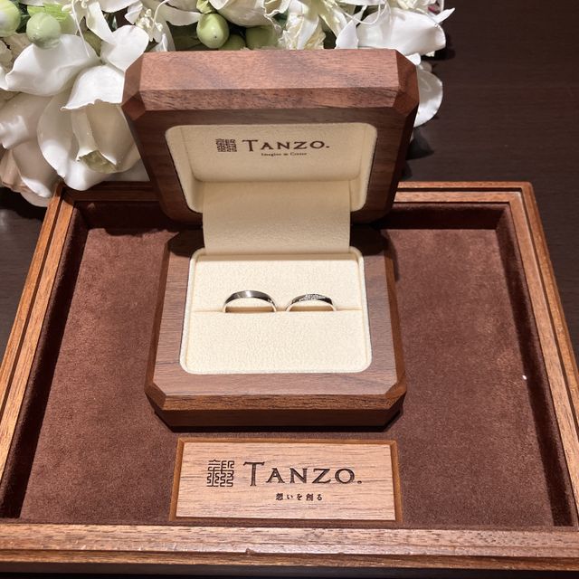 【TANZO.(鍛造指輪)の口コミ】 私の指輪は斜めにダイヤを5個入れて、旦那の指輪は斜めにカットを入れて、…