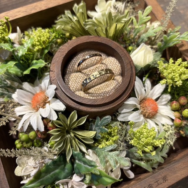 【鎌倉彫金工房の口コミ】 指輪の素材から選ぶことができ、好きな色味の指輪を作ることが出来ます。…