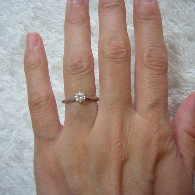 【銀座ダイヤモンドシライシの口コミ】 ダイヤモンドが付いている中心部分に向かってリングが細くなっており、ま…