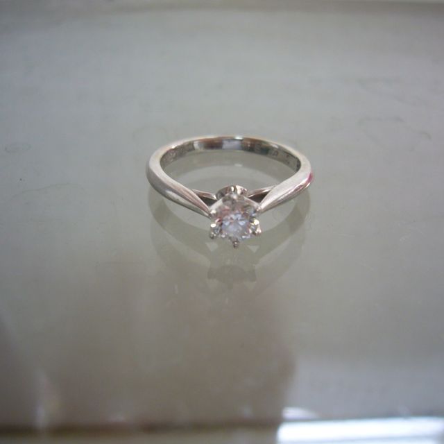 【銀座ダイヤモンドシライシの口コミ】 ダイヤモンドが付いている中心部分に向かってリングが細くなっており、ま…