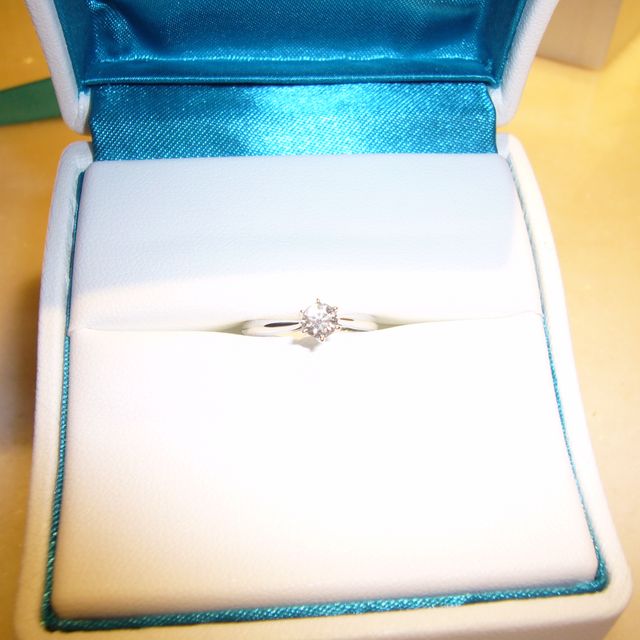 【銀座ダイヤモンドシライシの口コミ】 ダイヤモンドが付いている中心部分に向かってリングが細くなっており、ま…