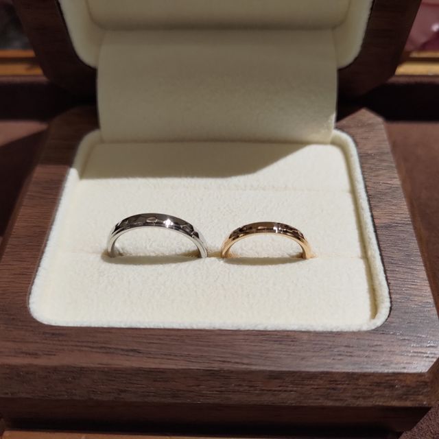 【TANZO.(鍛造指輪)の口コミ】 槌目、段差、ストレートのデザインです。
素材は私がプラチナで妻がピンク…