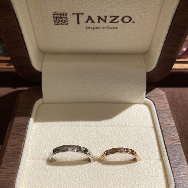 【TANZO.(鍛造指輪)の口コミ】 槌目と段差をいれたストレートの指輪にしました。
私がピンクゴールドで、…