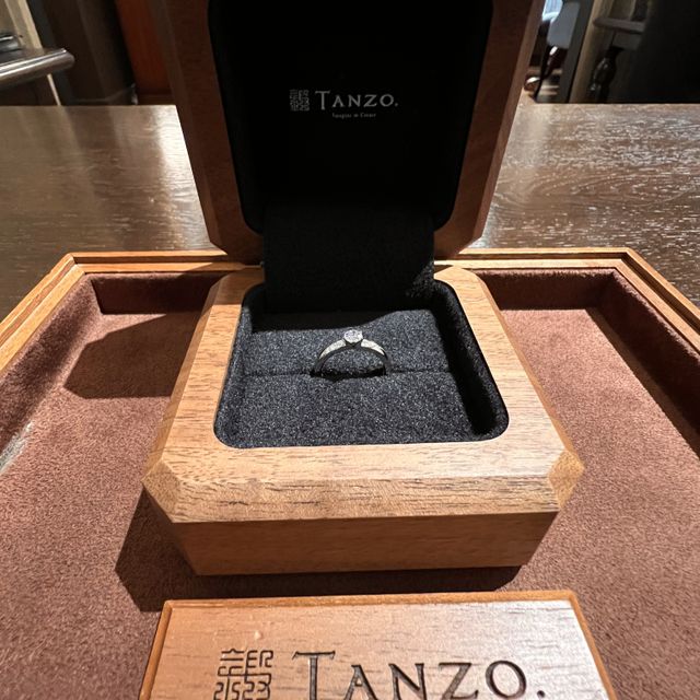 【TANZO.(鍛造指輪)の口コミ】 婚約指輪をTANZOで購入しました。デザインやダイヤの大きさ、輝きまで細か…
