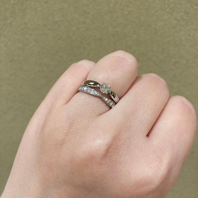 【ティファニー(Tiffany & Co.)の口コミ】 ハーモニーは、シンプルなデザインとなっているため、結婚指輪など他の指…