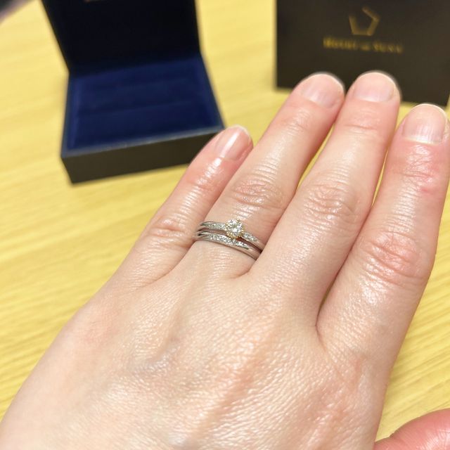 【HOSHI no SUNA 星の砂(ほしのすな)の口コミ】 プロポーズでこちらのアリエルの婚約指輪を頂きました。
その後ふたりで結…