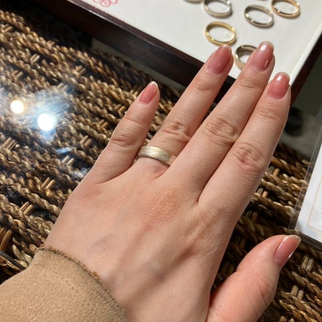 【杢目金屋(もくめがねや)の口コミ】 他の店舗にはない木目模様のデザインです。日本の伝統技法で作られ、2人だ…
