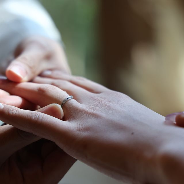 【俄(にわか)の口コミ】 シンプルなデザインでありながら結婚指輪はダイヤがたくさん散りばめられ…