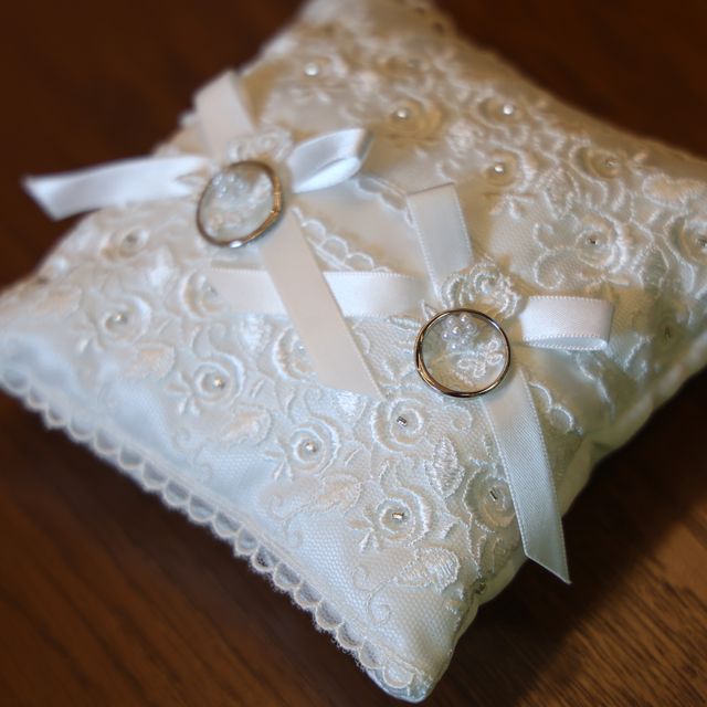 【俄(にわか)の口コミ】 シンプルなデザインでありながら結婚指輪はダイヤがたくさん散りばめられ…