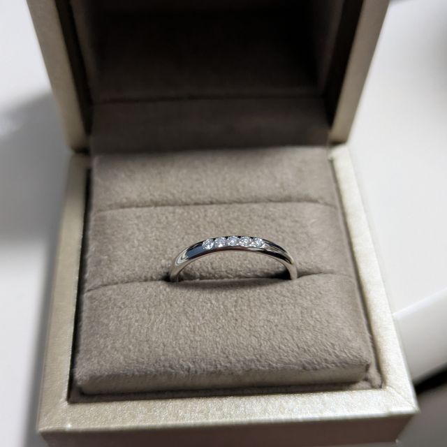 【和光ブライダルブティックギンザの口コミ】 滑らかて着け心地が良く、着けているのを忘れそうなくらい指なじみが良く…