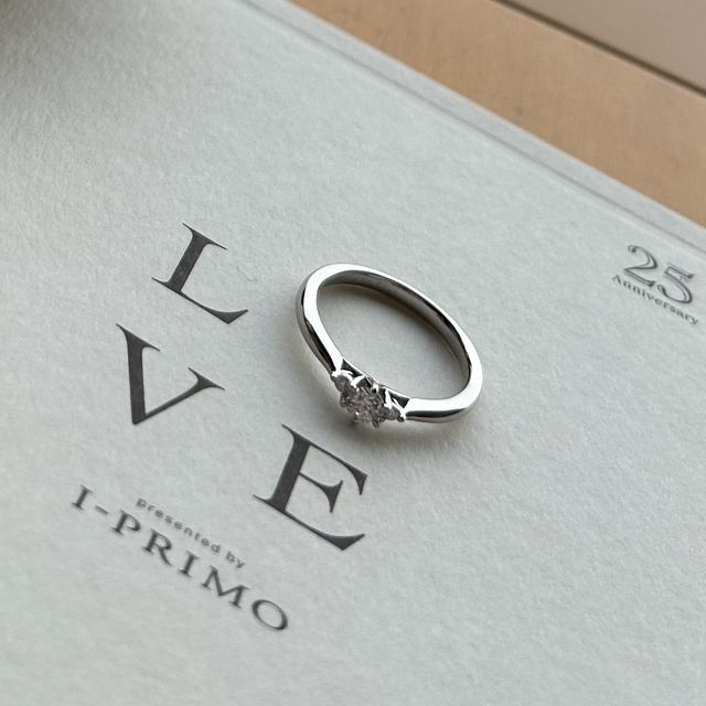 【アイプリモ(I-PRIMO)の口コミ】 【指輪のデザインについて】
シンプルながらもダイヤの存在感があり、特別…