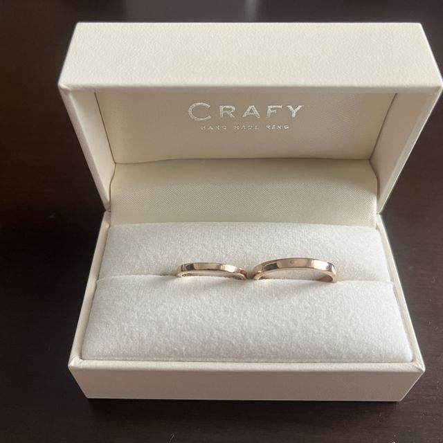 【CRAFY(クラフィ)の口コミ】 外側のデザインはシンプルに年を重ねてもどんな場面でもつけられるように…
