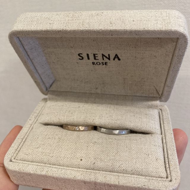 【SIENAROSE(シエナロゼ)の口コミ】 とにかくおしゃれな見た目に一目惚れしました！
叩いたようなデザインで、…