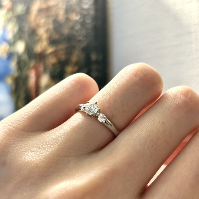 【ラザール ダイヤモンド(LAZARE DIAMOND)の口コミ】 ストレートの形で、リングにある程度の太さや丸みがあり、両サイドにメレ…