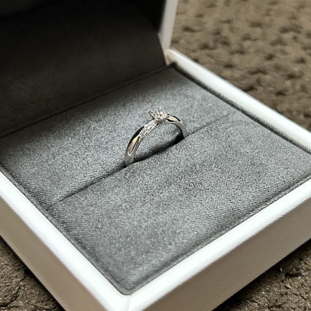 【Desserts(デザート)の口コミ】 シンプルではありますが、少しのねじれがオシャレで、そこにメレダイヤが…