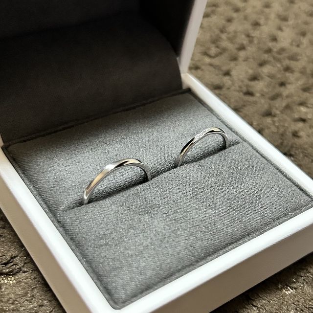 【One&Only(ワンアンドオンリー)の口コミ】 両方とも、少しのねじれでアクセントがあり、男性用の方はねじれの部分に…