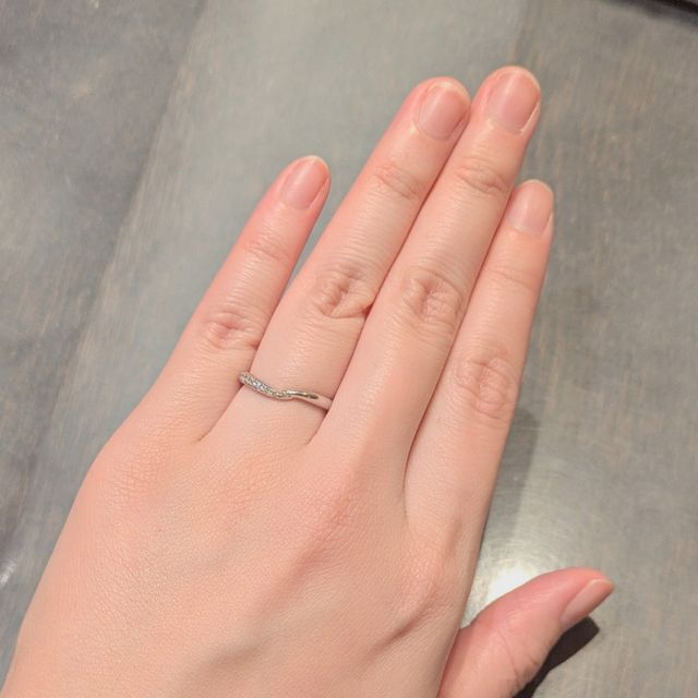 【ケイウノ ブライダル(K.UNO BRIDAL)の口コミ】 ストレートデザインではなく、ウェーブデザインの指輪を探していました。…