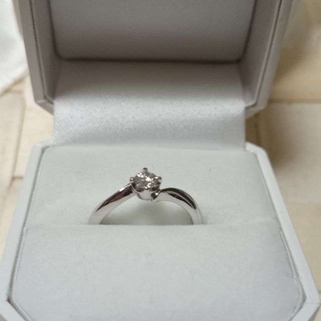 【4℃ BRIDAL(ヨンドシーブライダル)の口コミ】 リングがストレートなタイプより、曲線になっているタイプの方が、指が細…