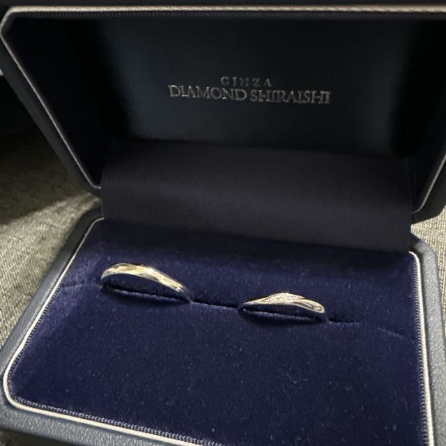 【銀座ダイヤモンドシライシの口コミ】 シンプルすぎず、どちらの指輪にも少しアクセントが入っているので、とっ…