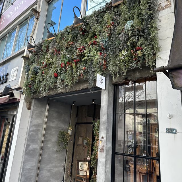 【ith(イズ)の口コミ】 指輪外側は夫婦で同じようにプラチナでシンプルなデザインにしながらも、…