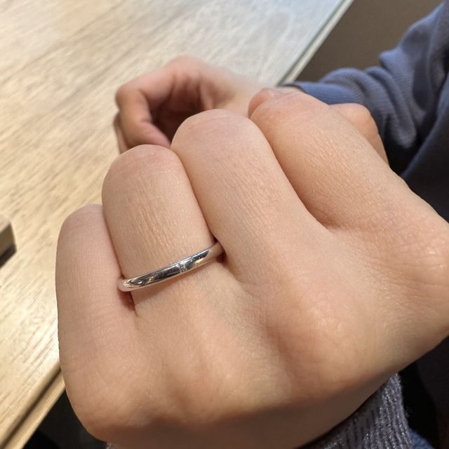 【ith(イズ)の口コミ】 指輪外側は夫婦で同じようにプラチナでシンプルなデザインにしながらも、…