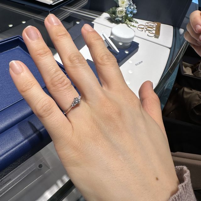 【銀座ダイヤモンドシライシの口コミ】 海の水面から連想されて作られたリングで、エンゲージリングとマリッジリ…