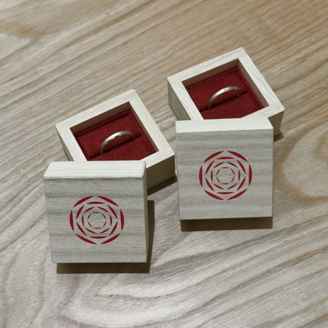 【出雲結(いずもゆい)の口コミ】 一見すると、マット加工のシンプルな指輪です。ですが、全面ではないため…