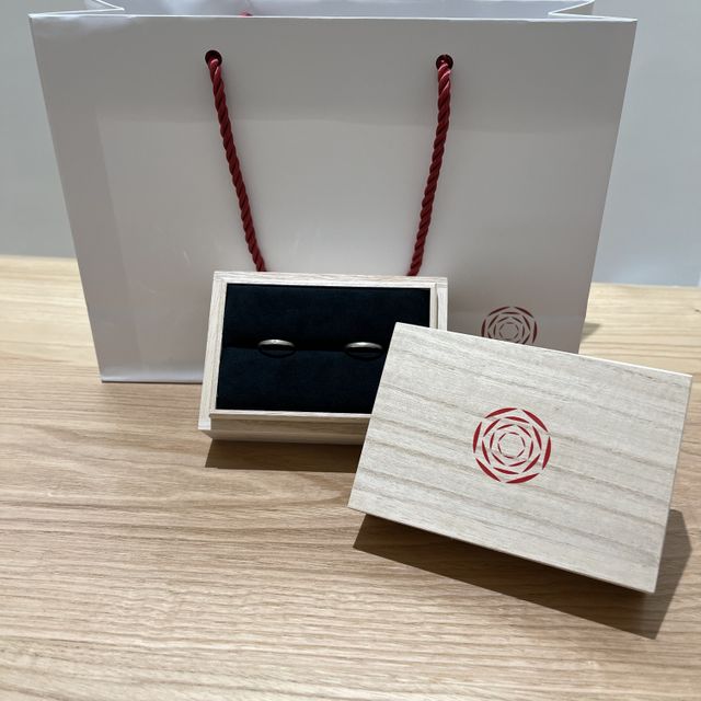 【出雲結(いずもゆい)の口コミ】 一見すると、マット加工のシンプルな指輪です。ですが、全面ではないため…